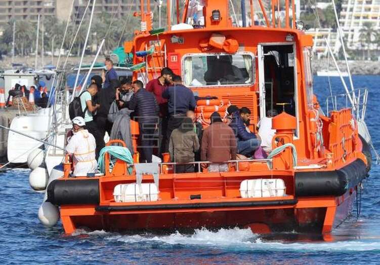 Imagen de archivo de la Salvamar Menkalinan arribando al muelle de Arguineguín / EFE Elvira Urquijo A.